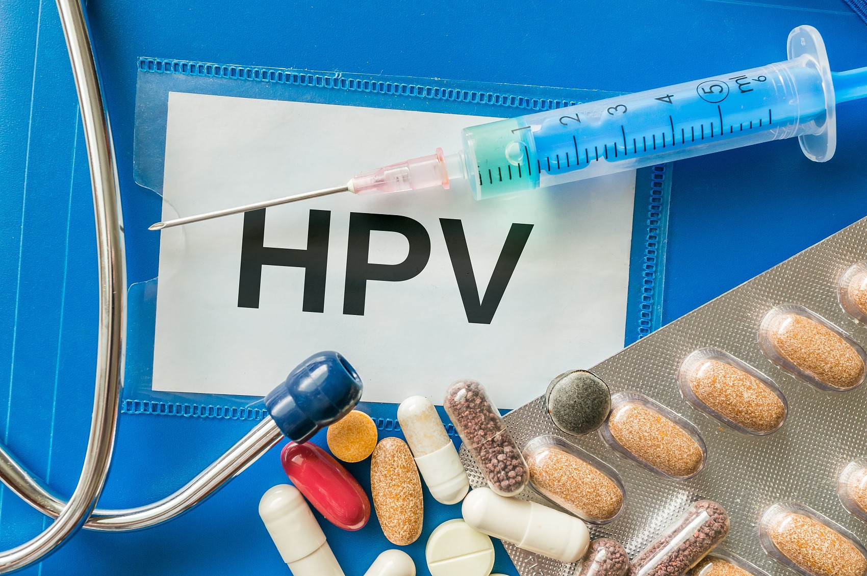 HPV病毒疾病概念。周圍有很多藥丸、注射器和聽診器。.jpg